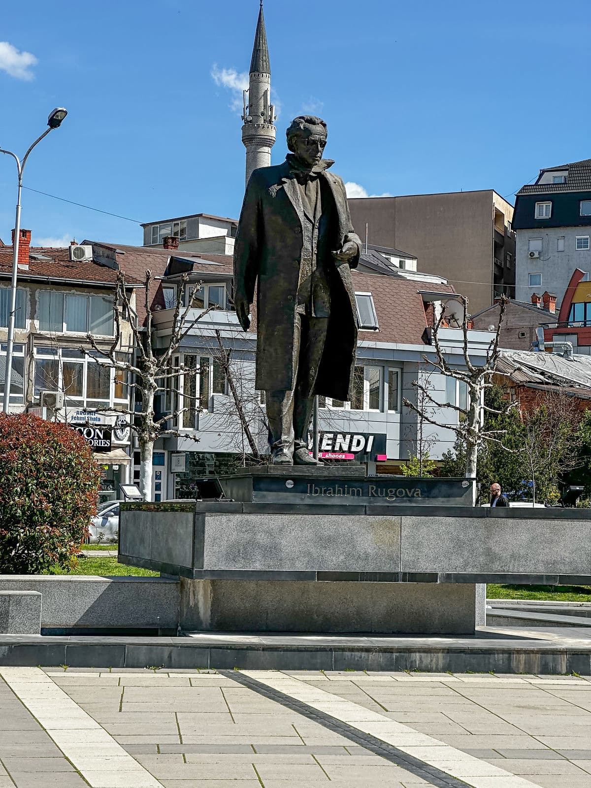 ibrahim rugova heykeli
