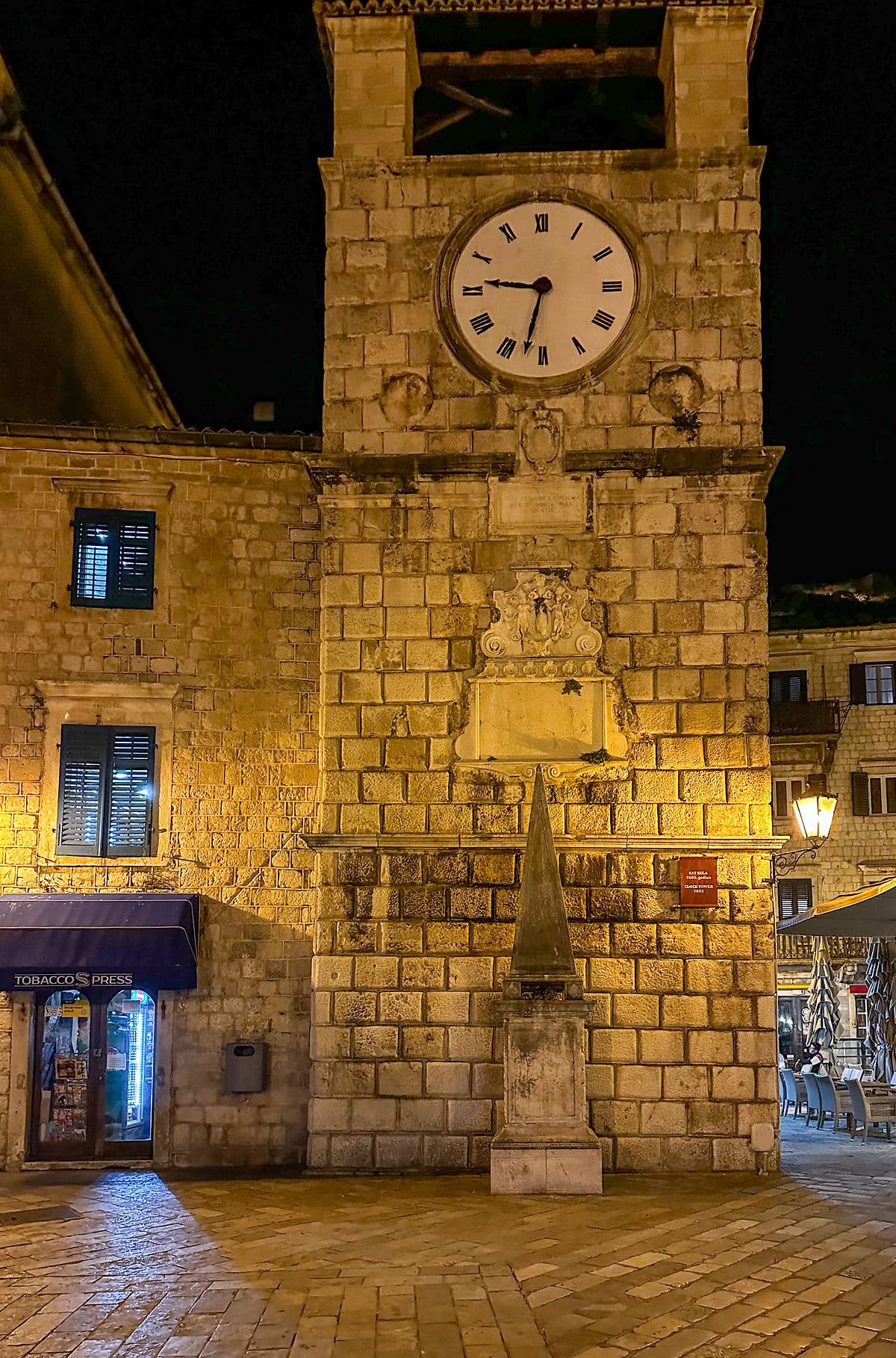 Anestventure kotor old town utanç sütunu