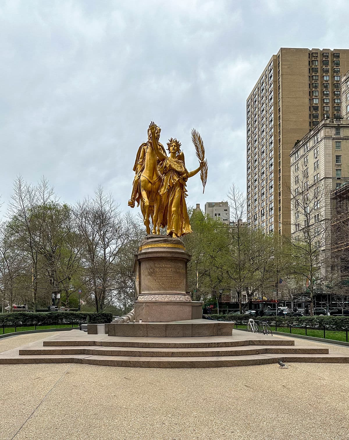 statue