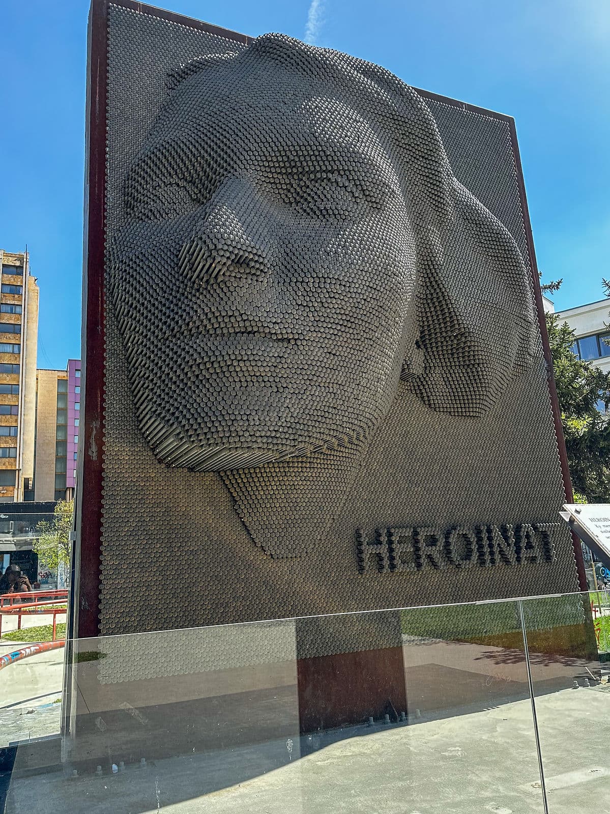 heroinat anıtı